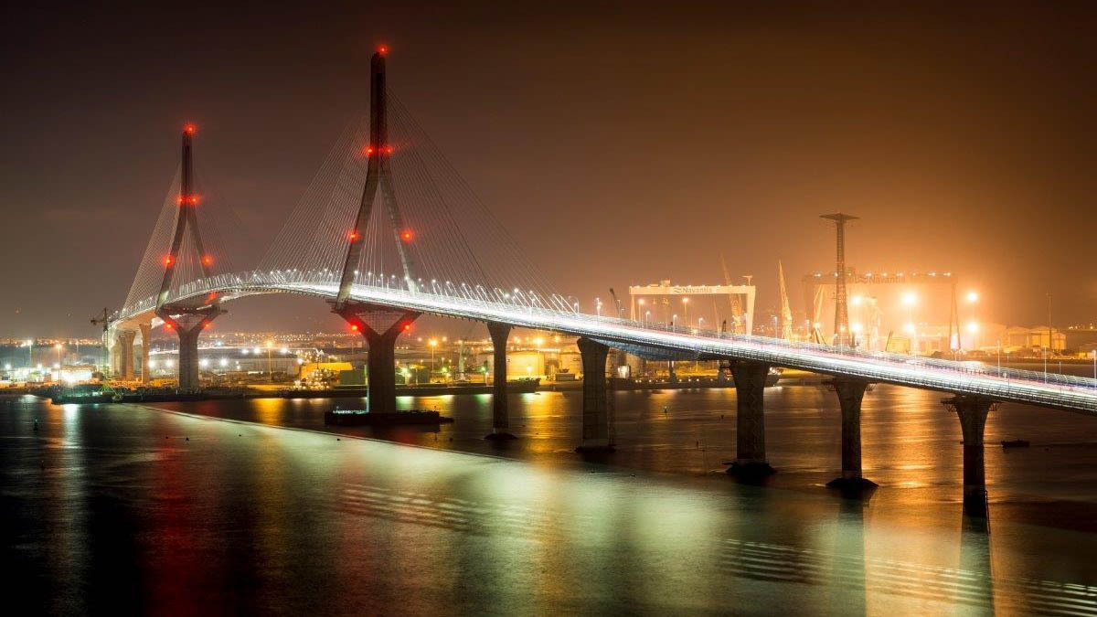 Puente de la Constitución de 1812 en Cádiz de noche