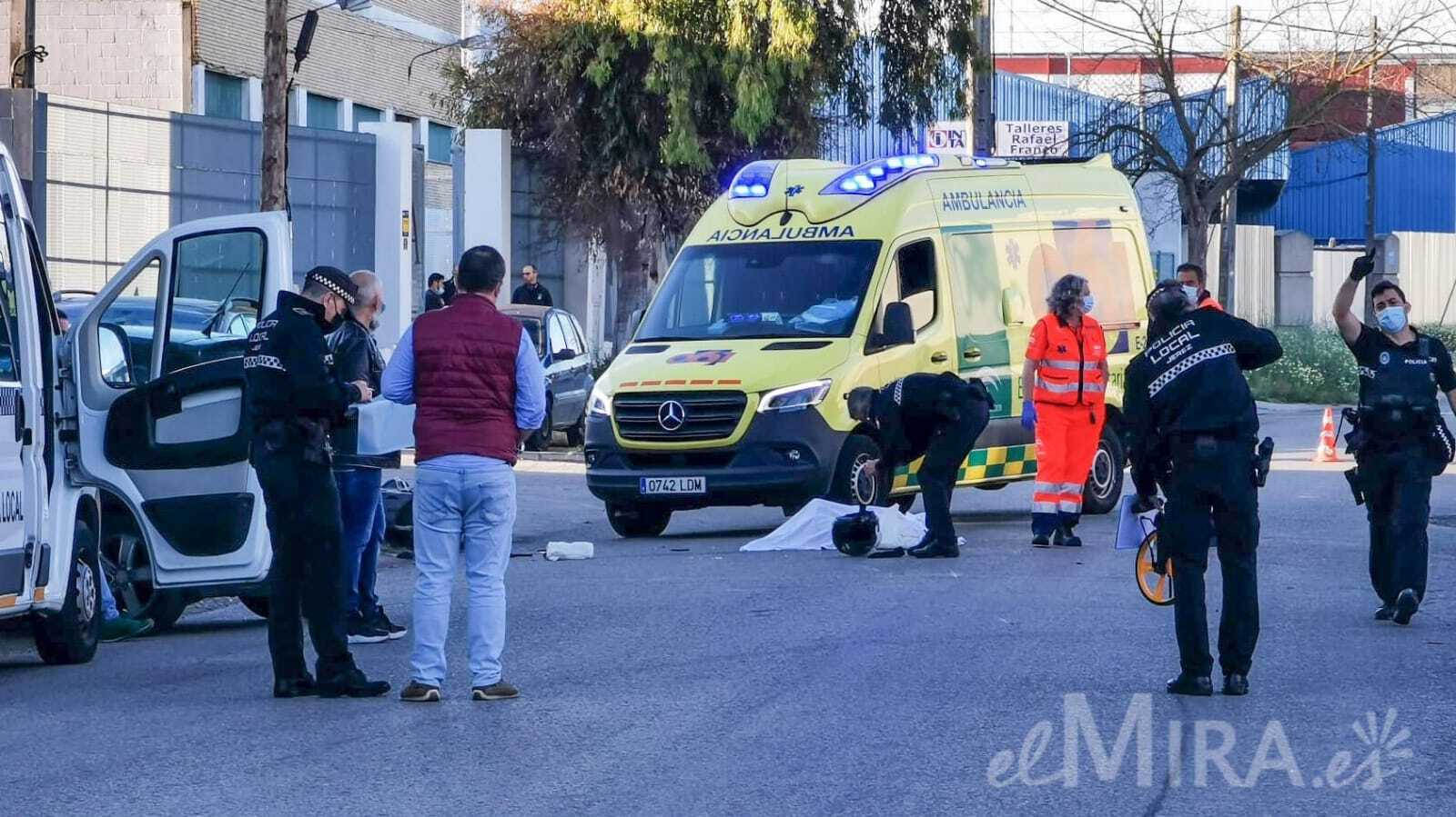 Accidente mortal de moto contra un trailer en Jerez 