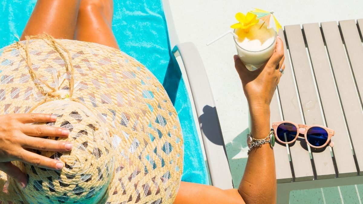 Disfrutando en la piscina de una Piña Colada