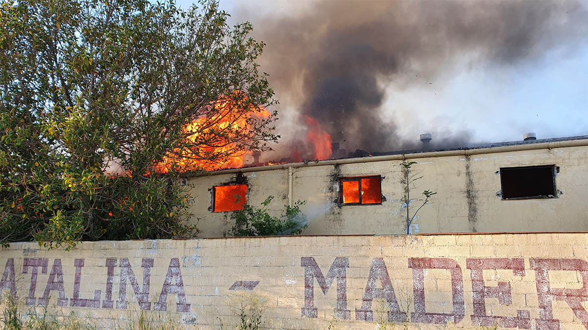 Nave de Ramos Catalina en llamas en Jerez | Jesús Catalán para El MIRA