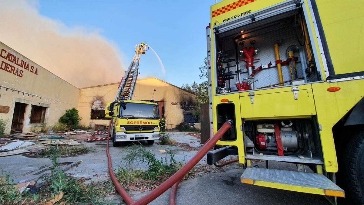 Bomberos sofocan el fuego de la Nave de Ramos Catalina en Jerez | Jesús Catalán