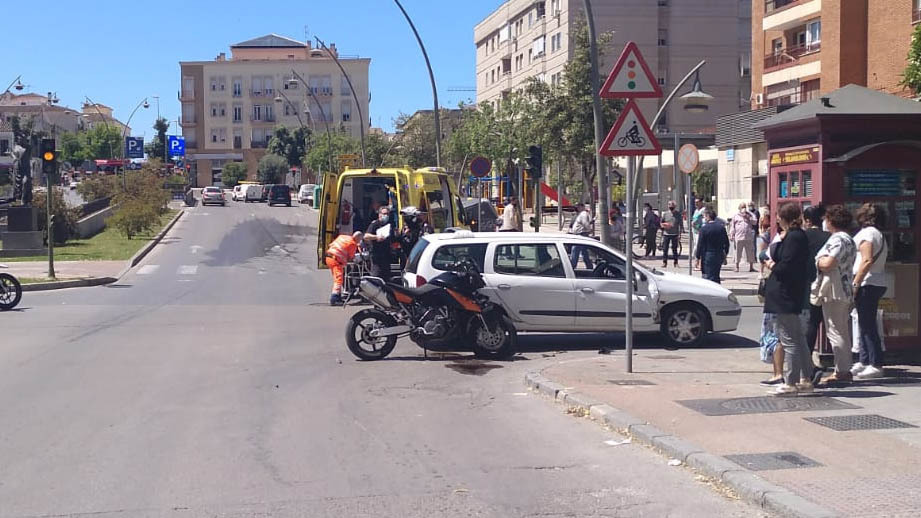 Herido en un accidente en Plaza Madre de Dios de <a  data-cke-saved-href='https://www.elmira.es/seccion/jerez/' href='https://www.elmira.es/seccion/jerez/'
                                       title='<a href='https://www.elmira.es/seccion/jerez/'
                                       title='Jerez' target='_blank'>Jerez</a>' target='_blank'><a  data-cke-saved-href='https://www.elmira.es/seccion/jerez/' href='https://www.elmira.es/seccion/jerez/'
                                       title='Jerez' target='_blank'>Jerez</a></a> 