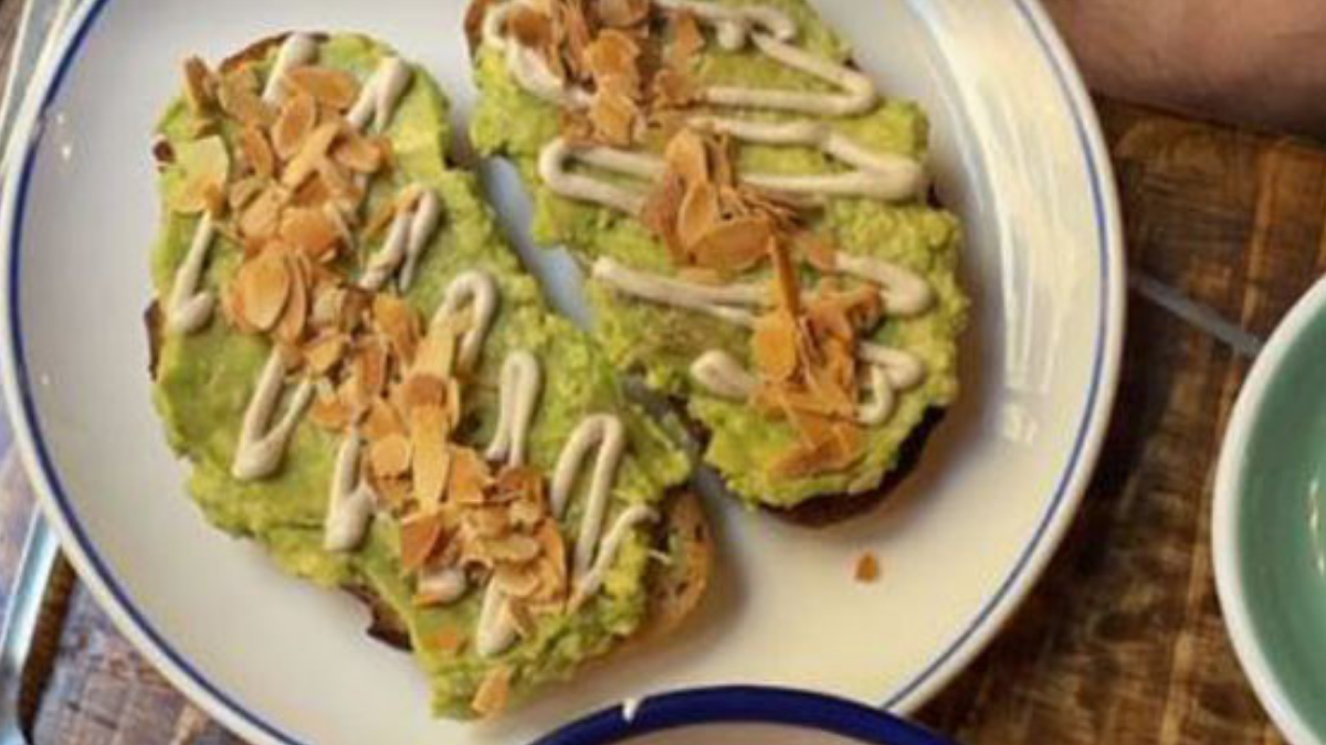 Tostada de aguacate y almendras de María Pedraza / Instagram