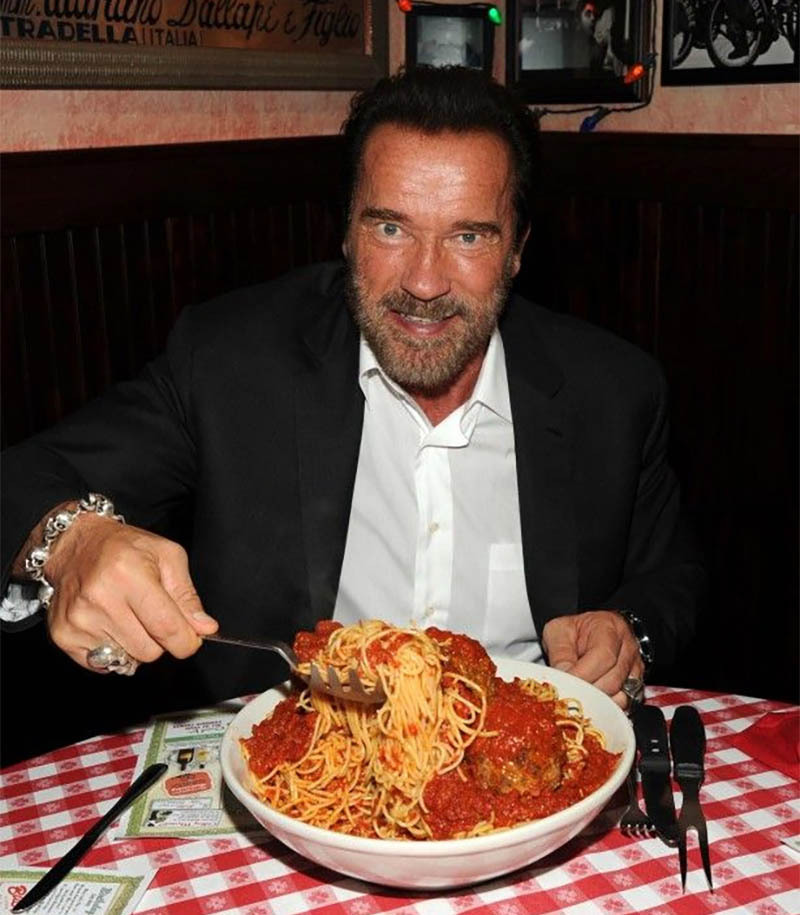 Arnold Schwarzenegger comiendo pasta con tomate
