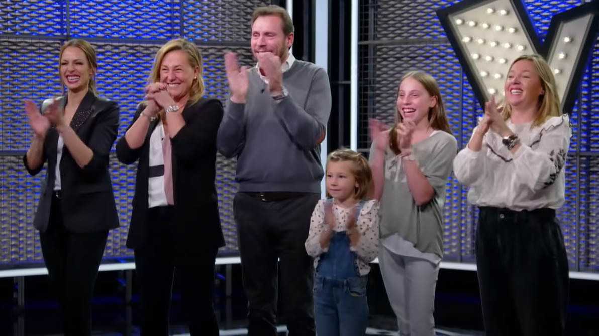 Óscar Puente y su familia, junto a Eva González, contentos con la actuación de Carmen