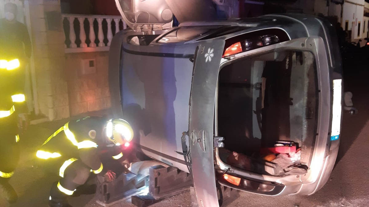 Accidente de coche con conductor atrapado en San Fernando