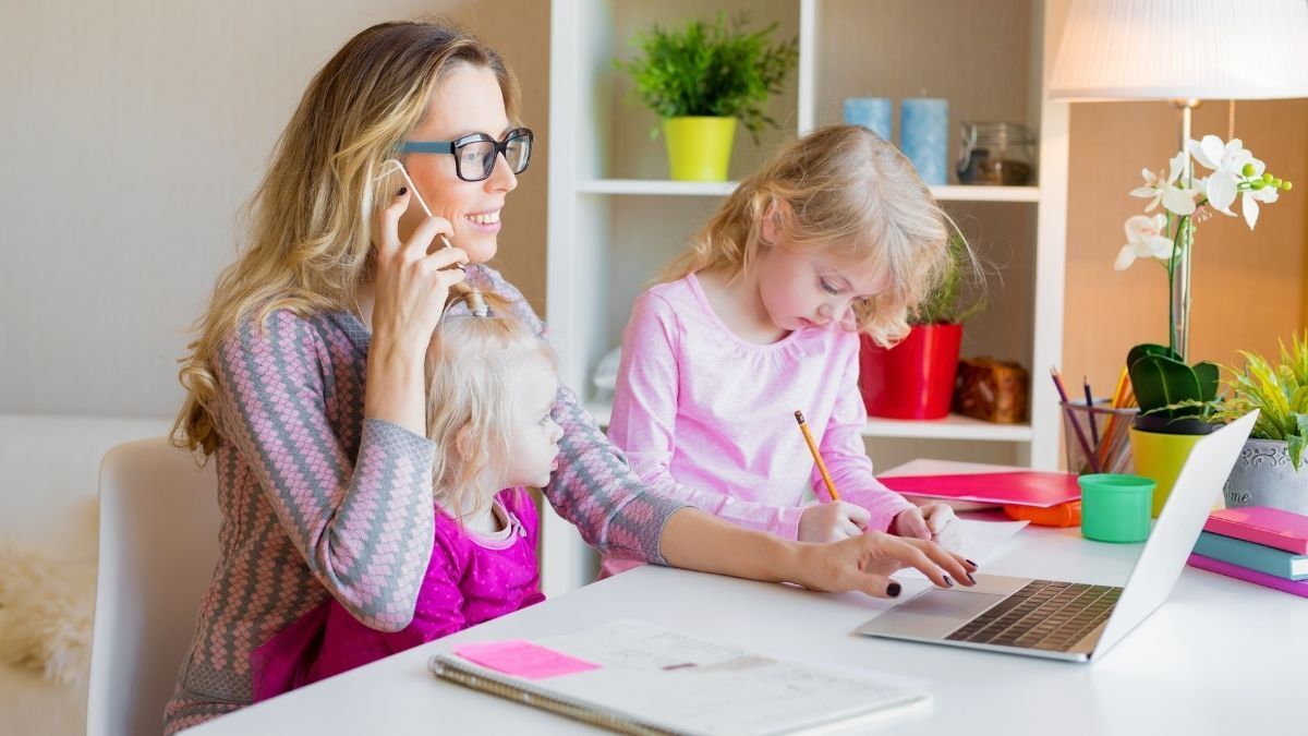 Mujer trabajando desde casa