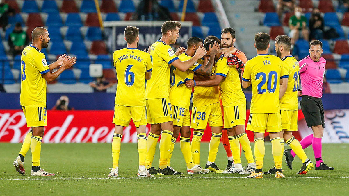 El equipo del Cádiz CF arropa a Augusto Matías Fernández que se despide del fútbol profesional