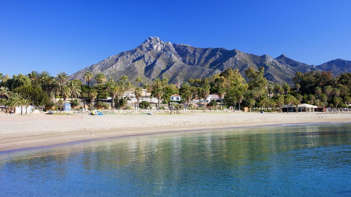 Vista de Marbella arropada por la Sierra Blanca