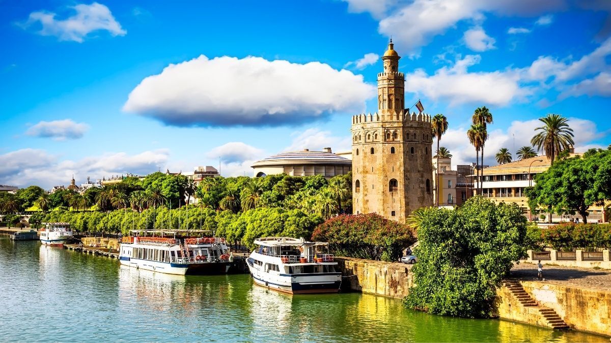 Torre del Oro de Sevilla al borde del Guadalquivir