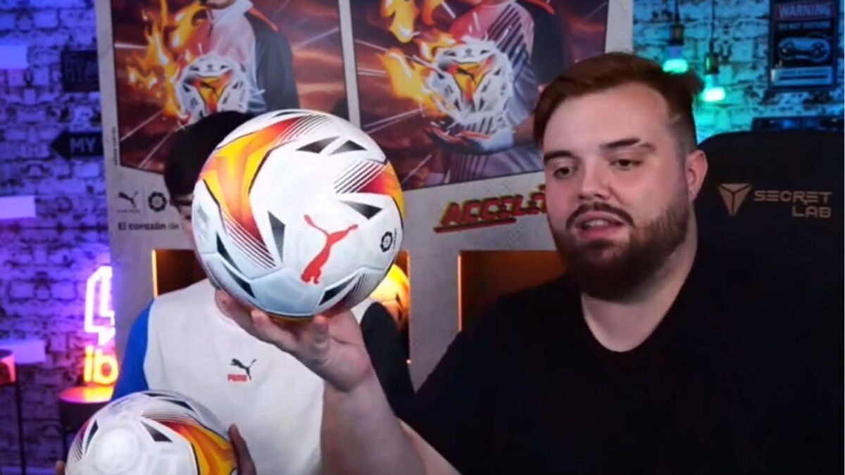 Ibai Llanos con el nuevo balón de LaLiga