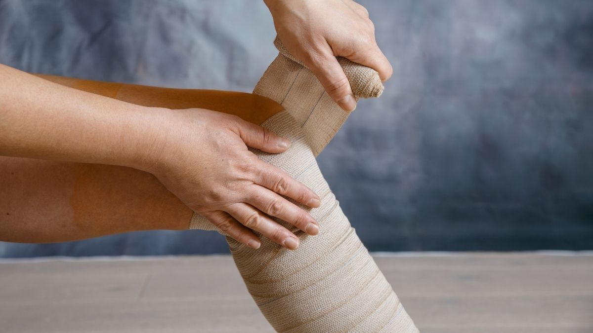 Vendándose una pierna por varices