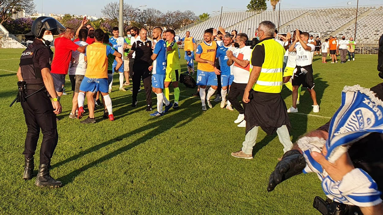 Aficionados del Xerez CD saltan al césped de la Juventud para increpar a los jugadores tras perder ante el AD Ceuta 
