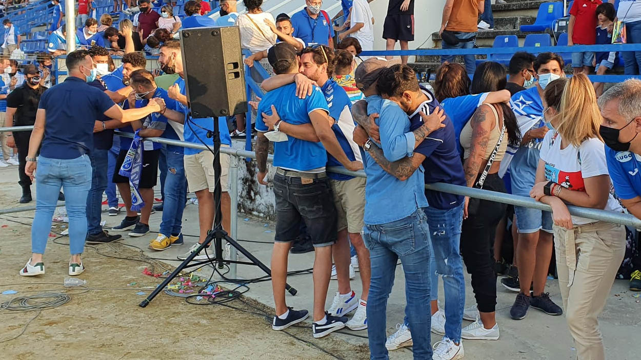 Aficionados del Xerez CD se abrazan tras perder ante el AD Ceuta 