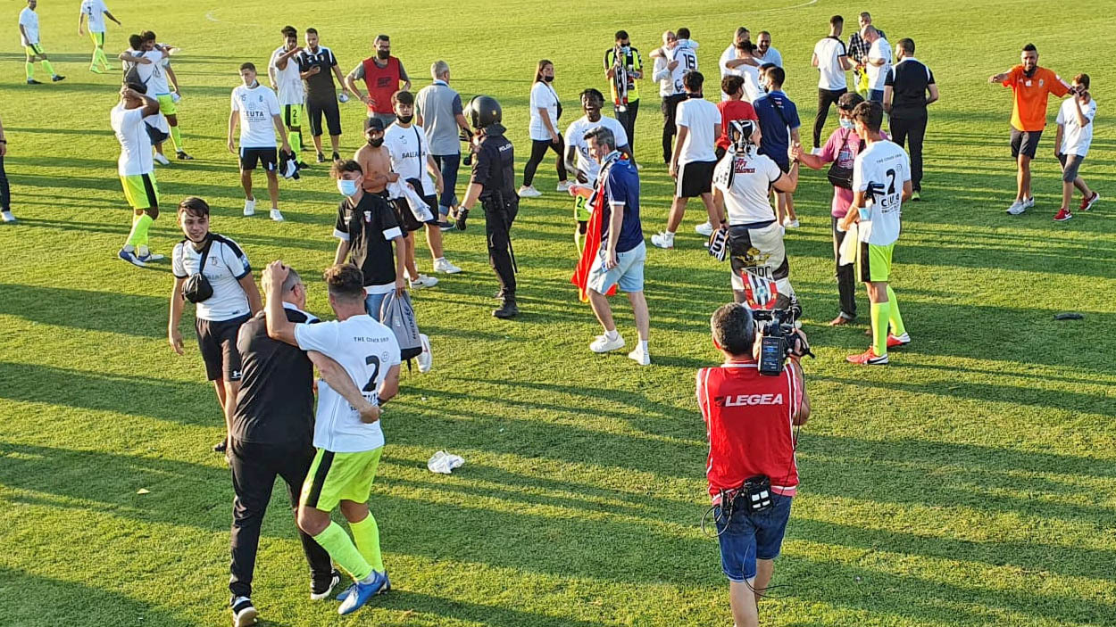 El AD Ceuta logra el ascenso y lo celebran en el Campo de la Juventud