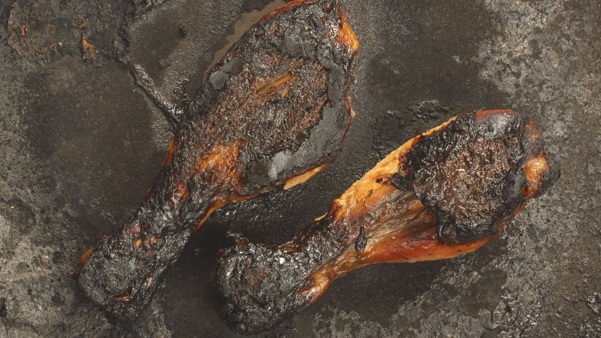 Muslos de pollo quemados