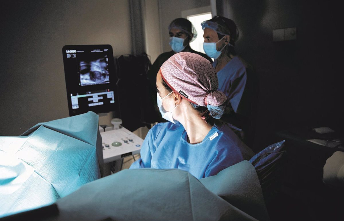 médicos tratando cáncer de próstata