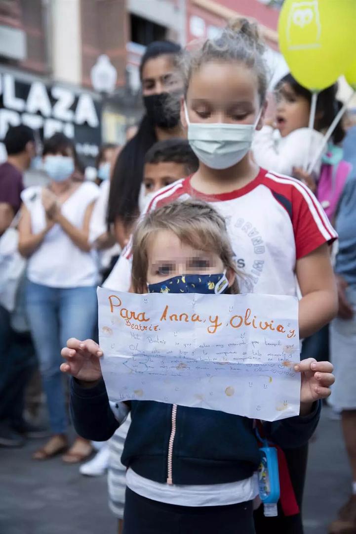 Dos Niñas con un cartel, en homenaje a Anna y Olivia, participan en una concentración feminista en la Plaza de la Candelaria - Tenerife