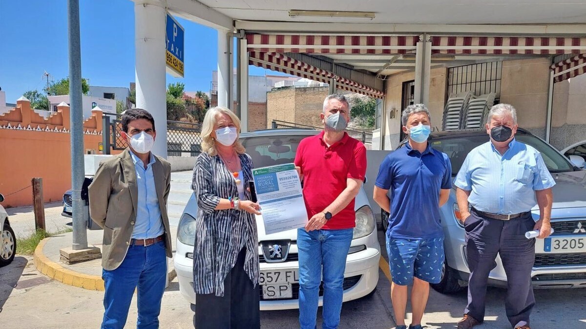 La delegada territorial de Fomento, Infraestructuras y Ordenación del Territorio de la Junta en Cádiz, Mercedes Colombo, durante su visita a Benalup-Casas Viejas para presentar el servicio de taxi a demanda. - JUNTA DE ANDALUCÍA