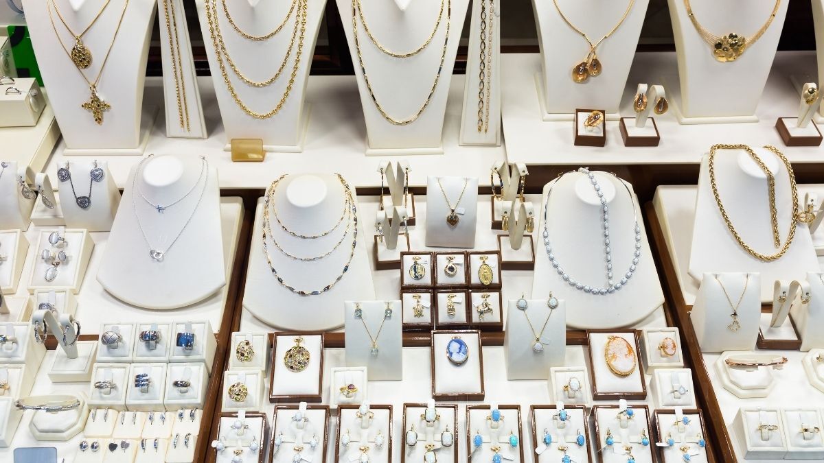 Joyas en el escaparate de una joyería