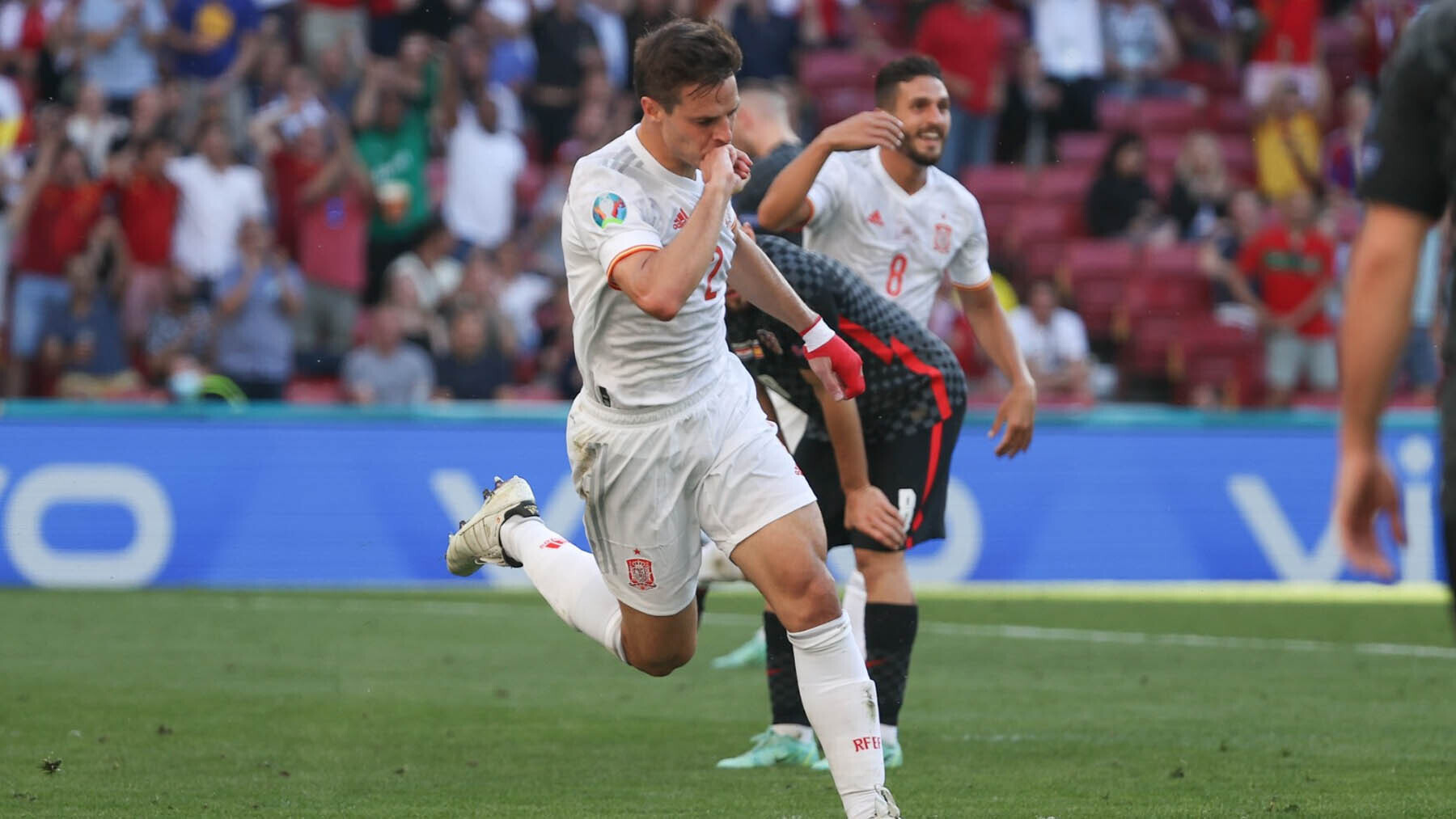 César Azpilicueta celebra el segundo gol de España ante Croacia en la Eurocopa