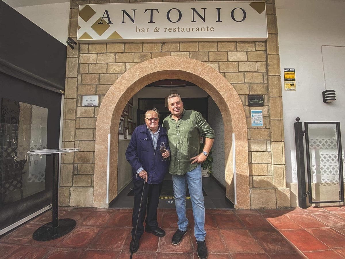 Antonio García, padre e hijo, dos puntales de la gastronomía de Jerez en las puertas del Restaurante Antonio