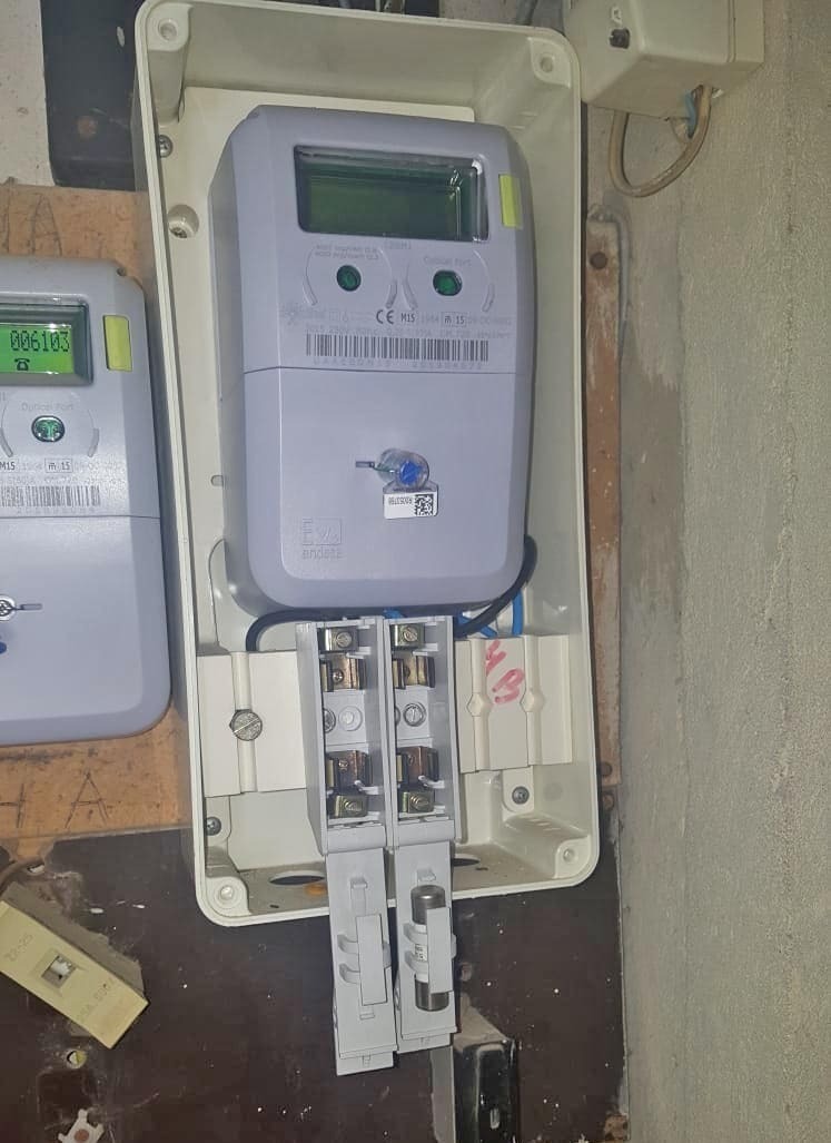 Estado de contador de la luz tras ocupación de pisos en Jerez con butrón