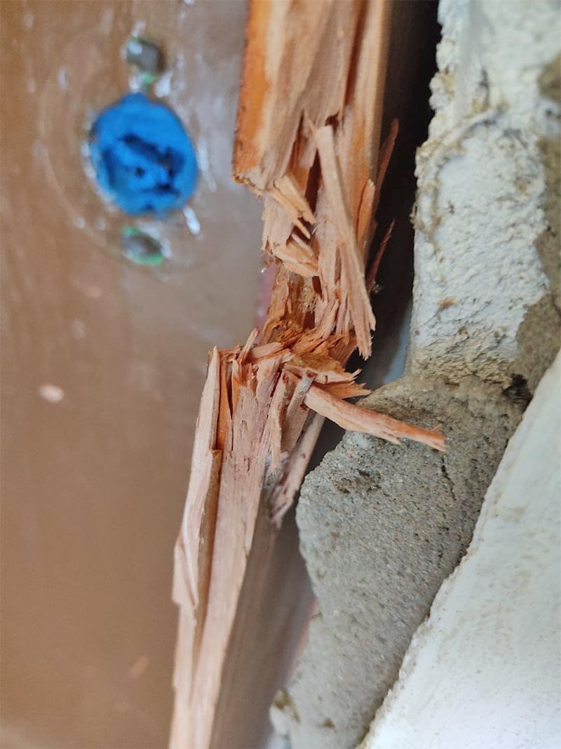 Estado de puerta tras ocupación de pisos en Jerez con butrón