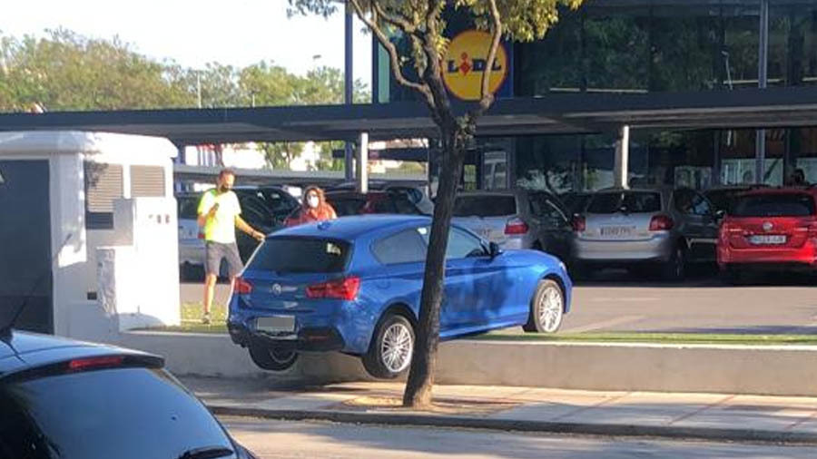 Quiere salir del LIDL pero en vez de para delante le da para detrás