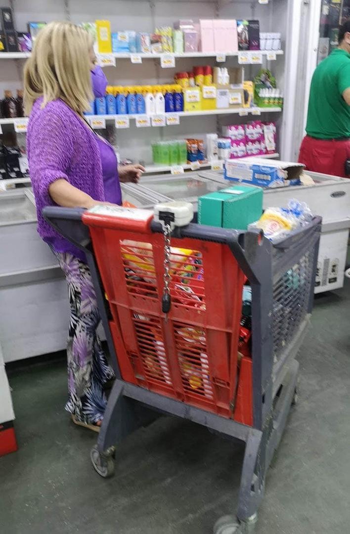 La alcaldesa de Jerez Mamen Sánchez pillada en Cash Hermanos Romeral a las 12 horas del mediodía