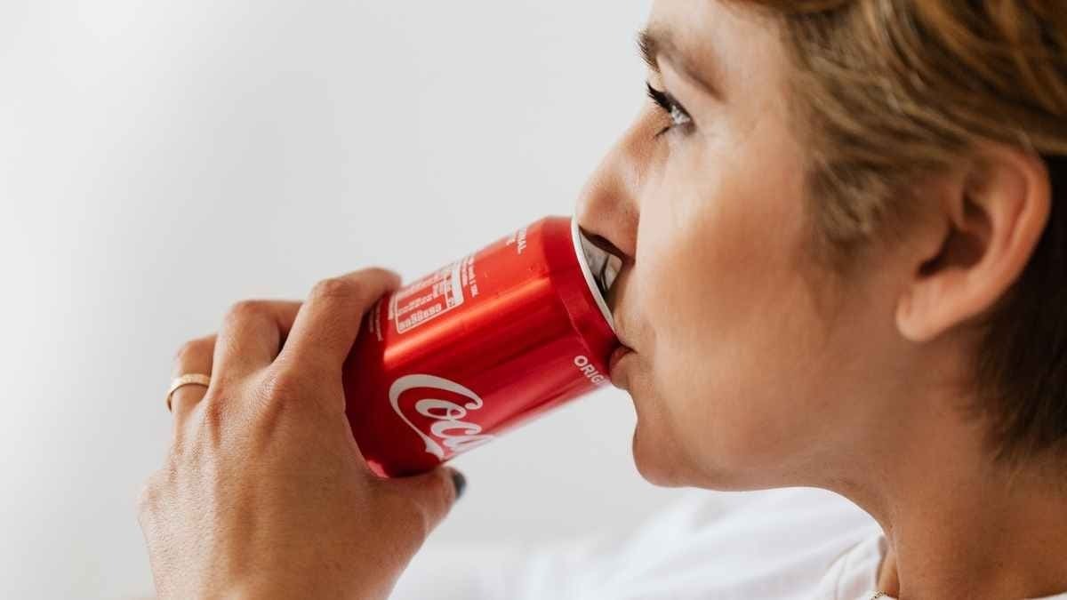 Mujer bebiendo refresco CocaCola