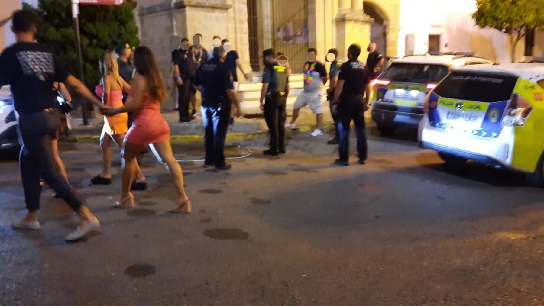 Imagen de actuación el domingo de la Policía Local de Conil