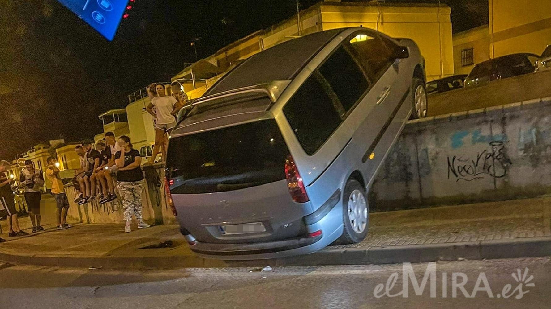 Coche sin freno de mano y acaba en el aire en pleno <a  data-cke-saved-href='https://www.elmira.es/seccion/jerez/' href='https://www.elmira.es/seccion/jerez/'
                                       title='Jerez' target='_blank'>Jerez</a>