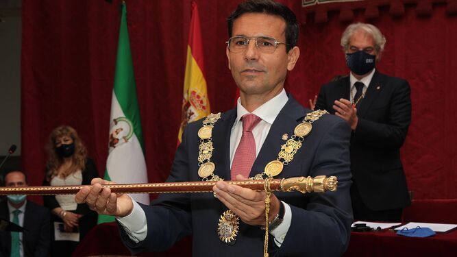 Francisco cuenca cogiendo el cargo