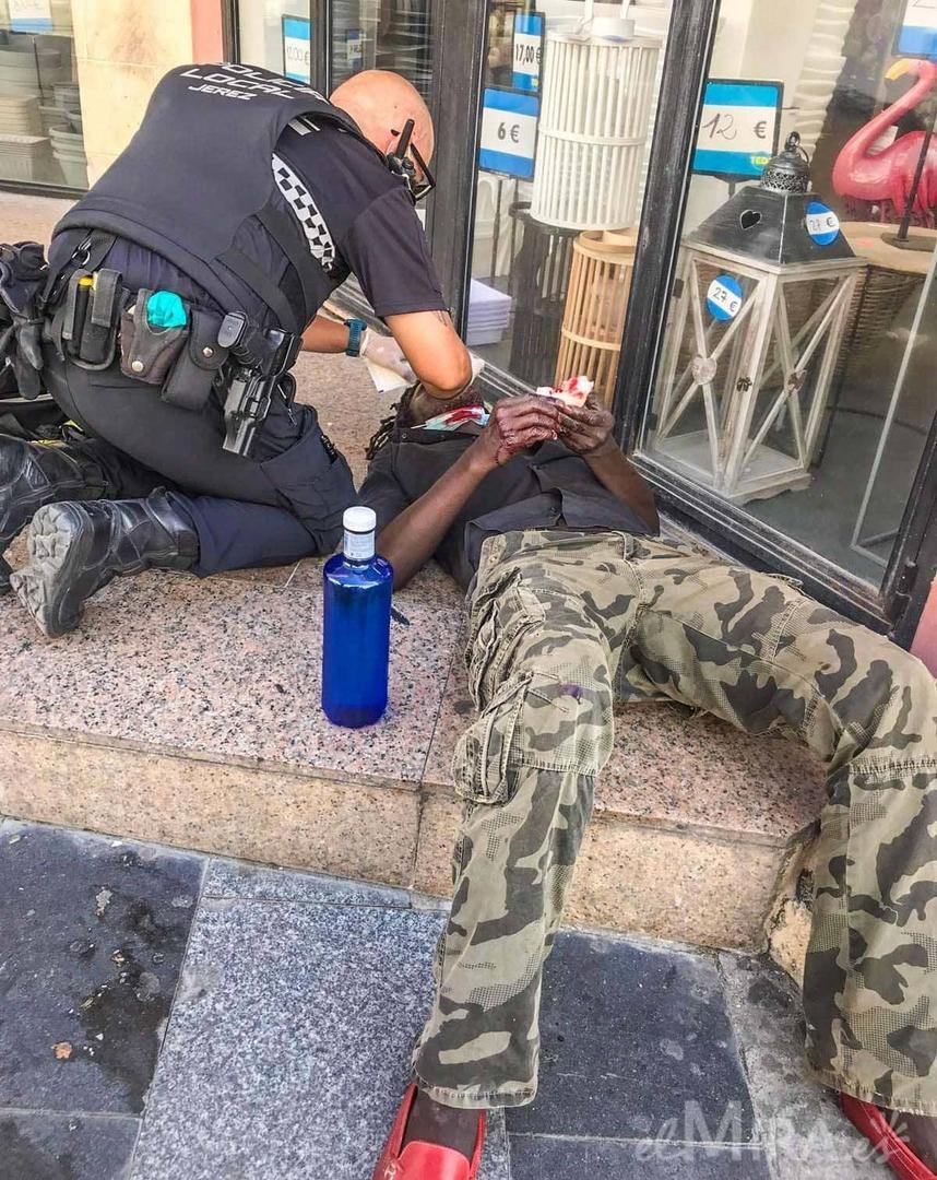 Cae desplomado al suelo golpeándose con una botella en el rostro en <a data-cke-saved-href='https://www.elmira.es/seccion/jerez/' href='https://www.elmira.es/seccion/jerez/'
title='<a href='https://www.elmira.es/seccion/jerez/'
title='<a href='https://www.elmira.es/seccion/jerez/'
title='Jerez' target='_blank'>Jerez</a>' target='_blank'><a data-cke-saved-href='https://www.elmira.es/seccion/jerez/' href='https://www.elmira.es/seccion/jerez/'
title='Jerez' target='_blank'>Jerez</a></a>' target='_blank'><a data-cke-saved-href='https://www.elmira.es/seccion/jerez/' href='https://www.elmira.es/seccion/jerez/'
title='<a data-cke-saved-href='https://www.elmira.es/seccion/jerez/' href='https://www.elmira.es/seccion/jerez/'
title='Jerez' target='_blank'>Jerez</a>' target='_blank'><a data-cke-saved-href='https://www.elmira.es/seccion/jerez/' href='https://www.elmira.es/seccion/jerez/'
title='Jerez' target='_blank'>Jerez</a></a></a>