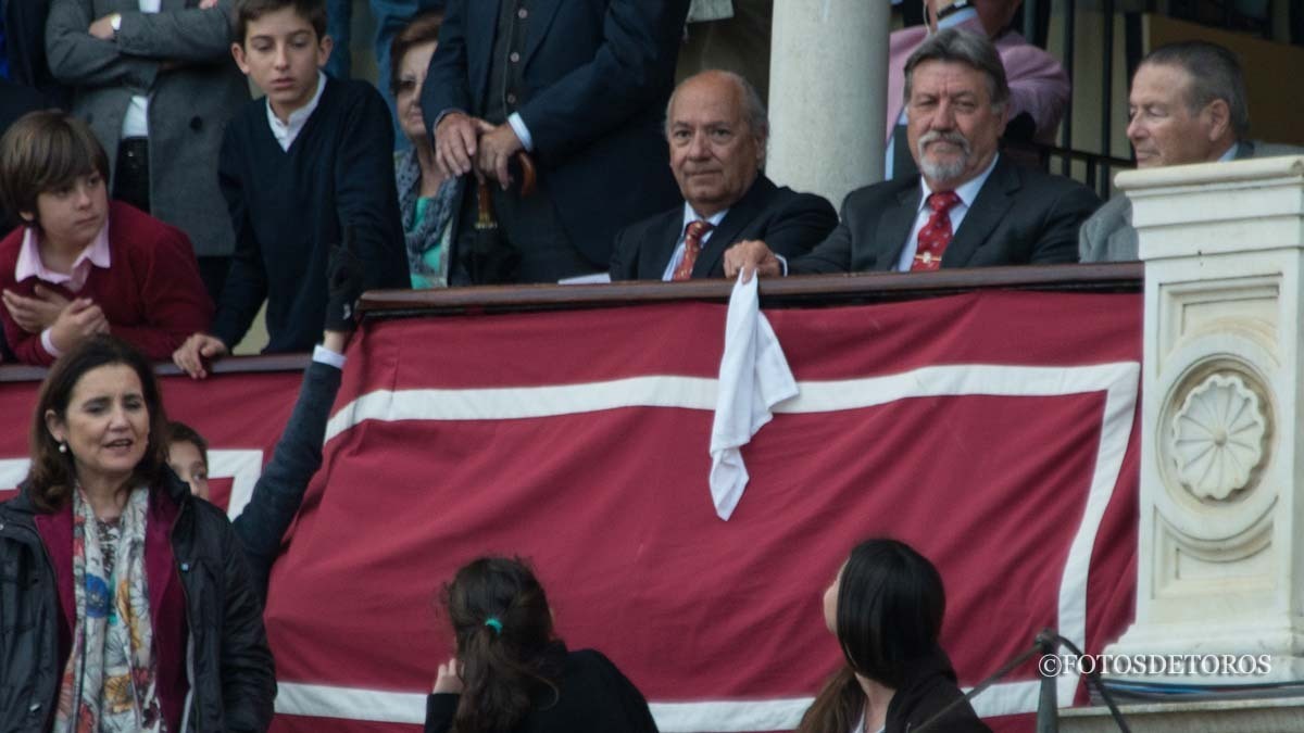 Un pañuelo, una oreja