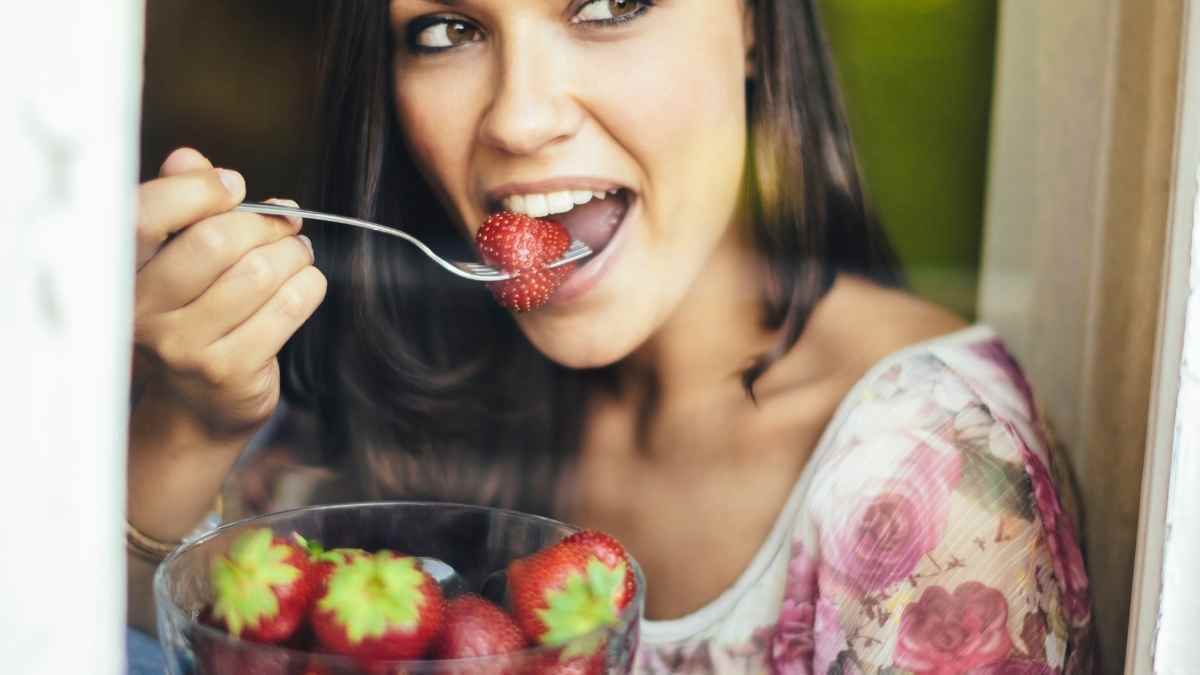 Mujer comiendo fresas