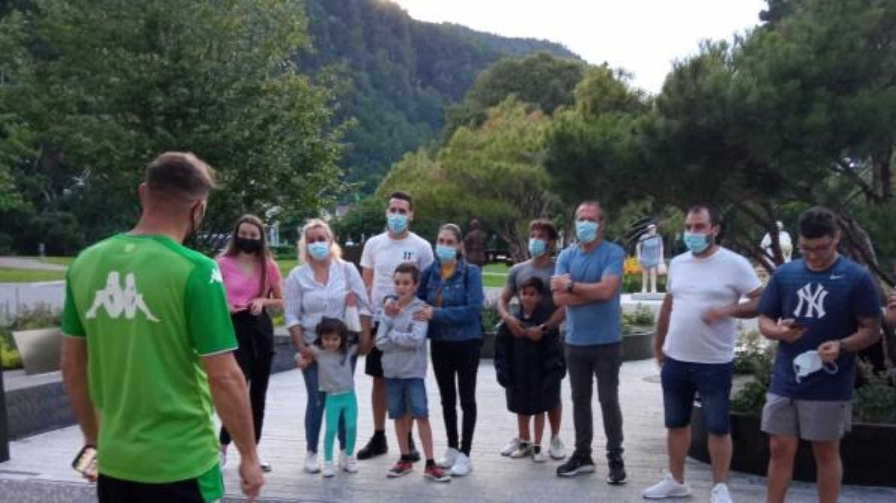 Joaquín Sánchez con los aficionados del Real Betis Balompié en Suiza