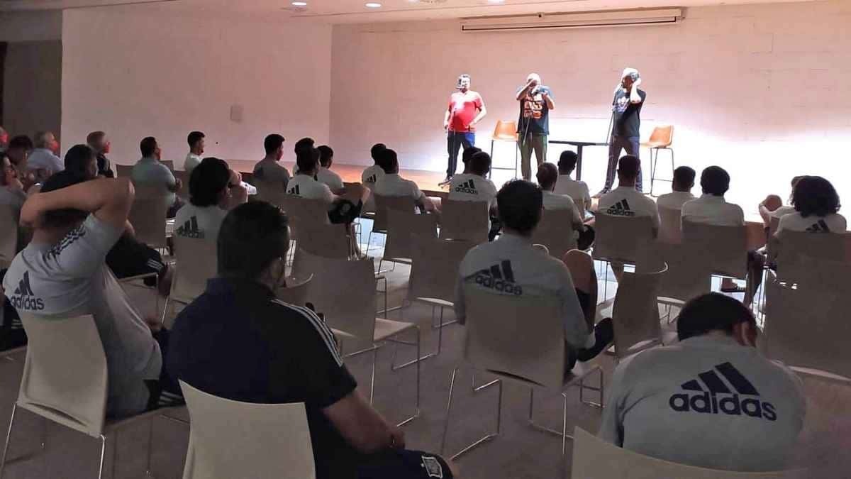 El Comandante Lara parte de la risa a la Selección de Fútbol Olímpica de España antes de su marcha a Tokio