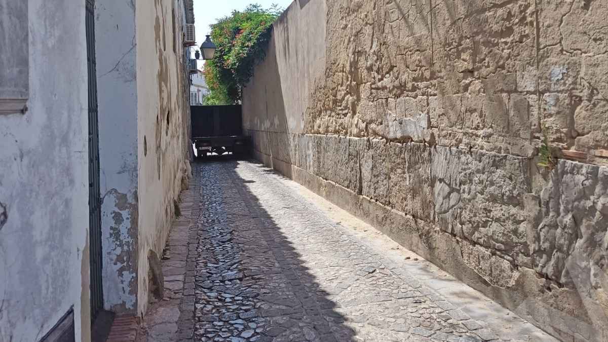 Un camión se queda encajado en una calle de Jerez de la Frontera