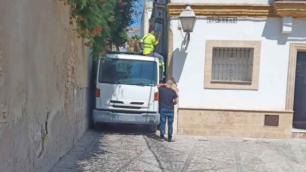 Un camión se queda encajado en una calle de Jerez