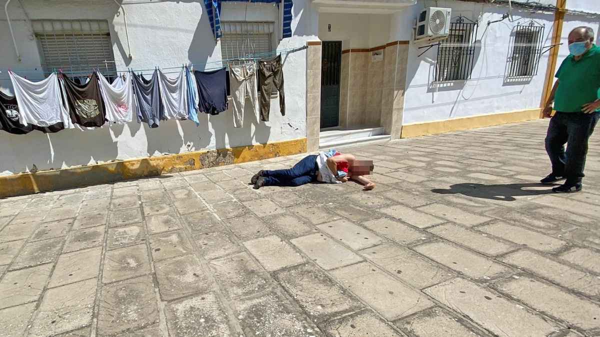 Hombre cae desplomado mientras estaba tendiendo en Jerez de la Frontera