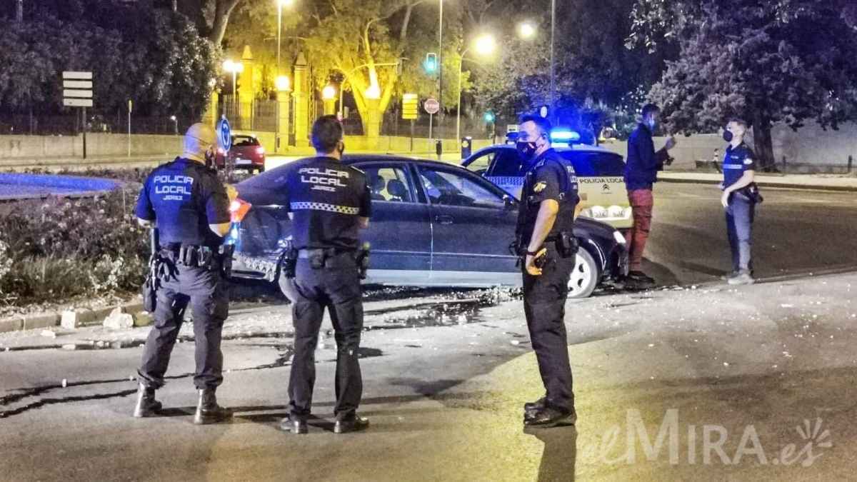 Americanos en un Audi A4 se estrellan contra una rotonda junto al González Hontoria