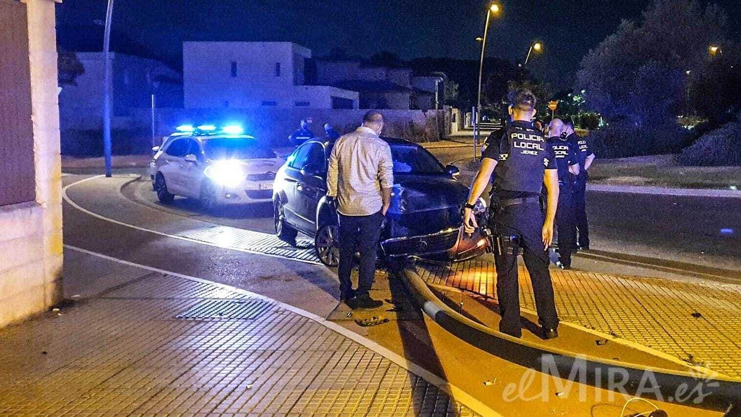 Pasa por encima de una rotonda en Jerez y acaba tirando una farola en plena madrugada 