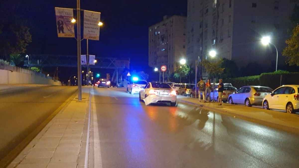 Un coche pierde el control junto al Hospital de Jerez y se estrella contra una farola