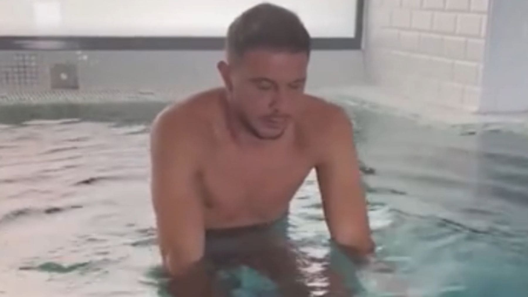 Joaquín Sánchez recuperándose de sus molestias físicas piscina