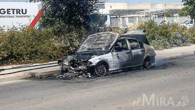 Un BMW sale ardiendo en Jerez mientras circulaba 