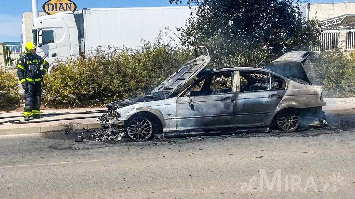 Un BMW sale ardiendo en Jerez mientras circulaba