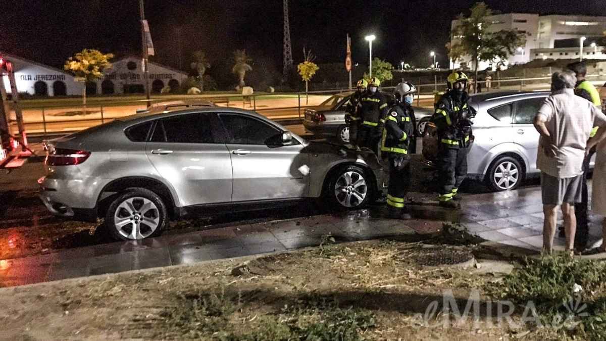 Prenden en llamas dos coches en plena madrugada en Jerez que estaban aparcados
