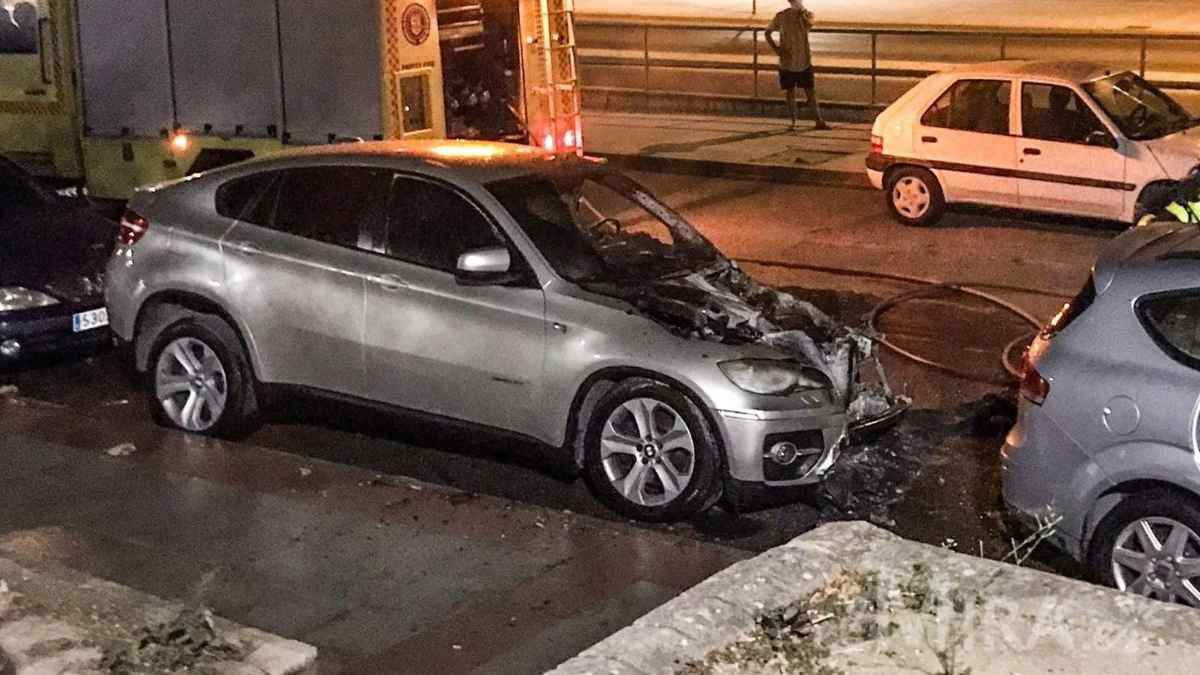 Prenden en llamas dos coches en plena madrugada en Jerez que estaban aparcados